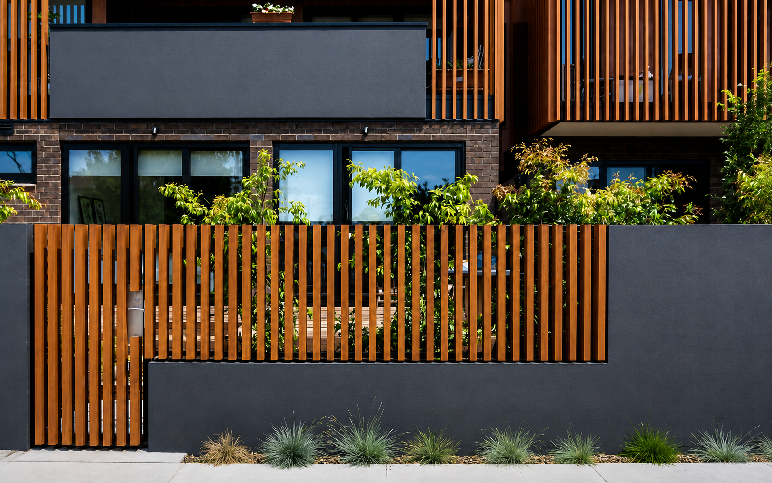 حداد مظلات الكويت - Haddad Muzallat Kuwait - سياج وبوابة ألواح خشبية 2 - Timber Slat Fence and Gate