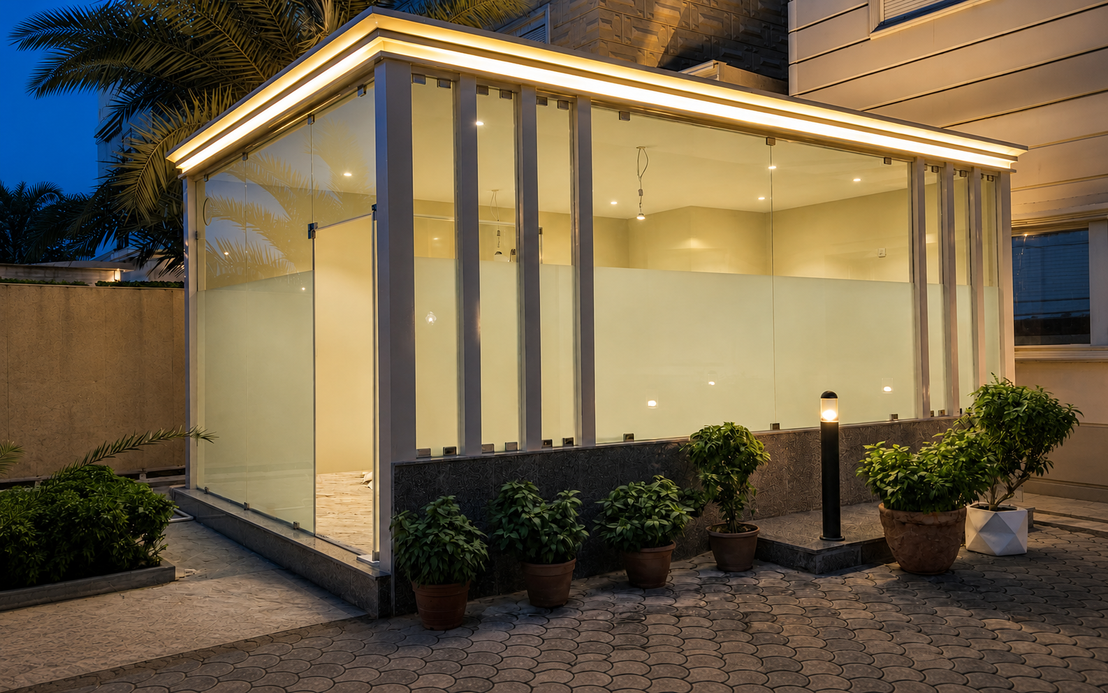 حداد مظلات الكويت - Haddad Muzallat Kuwait - مجلس زجاجي مضاء عند الغسق - Illuminated Glass Majlis at Dusk